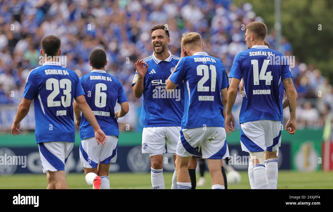 Anguilles, Deutschland. 17 août 2024. firo : 17.08.2024, football, football, DFB-Pokal, Cup, saison 2024/2025, 1er tour, VFR Aalen 1921 - FC Schalke 04 Kenan Karaman, Schalke, geste, crédit : dpa/Alamy Live News Banque D'Images