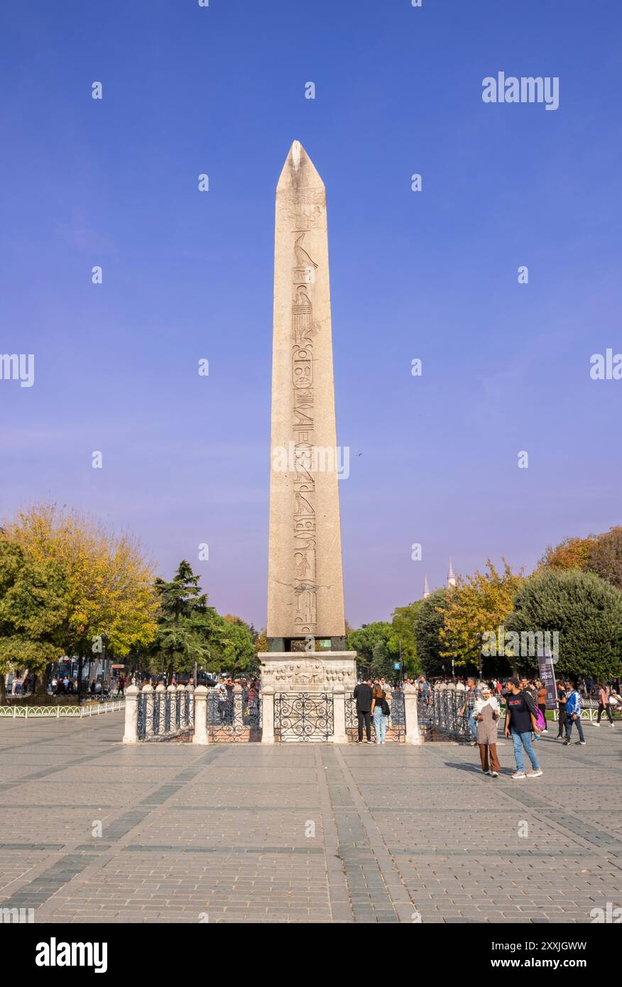 L'Obélisque de Théodose, un monument égyptien antique, se dresse sur la place Sultanahmet d'Istanbul, entouré de touristes sous un ciel bleu clair Banque D'Images