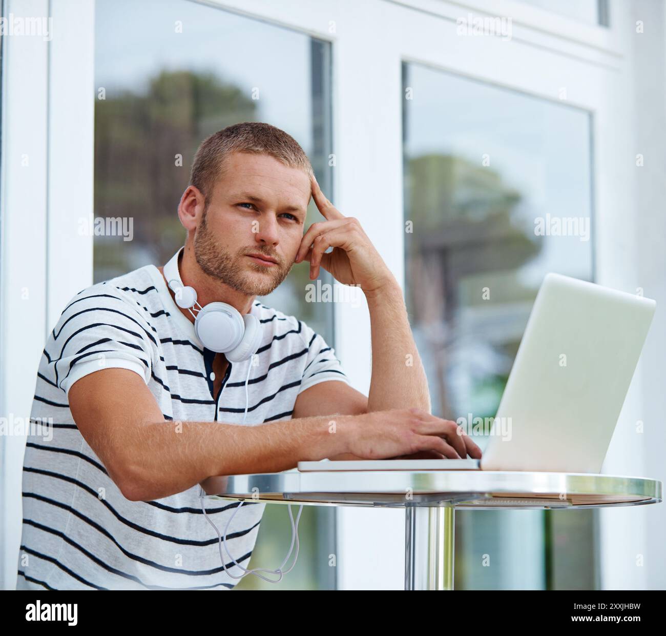 Créatif, homme et penser en plein air avec ordinateur portable dans la cour arrière pour le travail à distance, la rédaction de médias ou un communiqué de presse. Publiciste, écouteurs et solution pour Banque D'Images