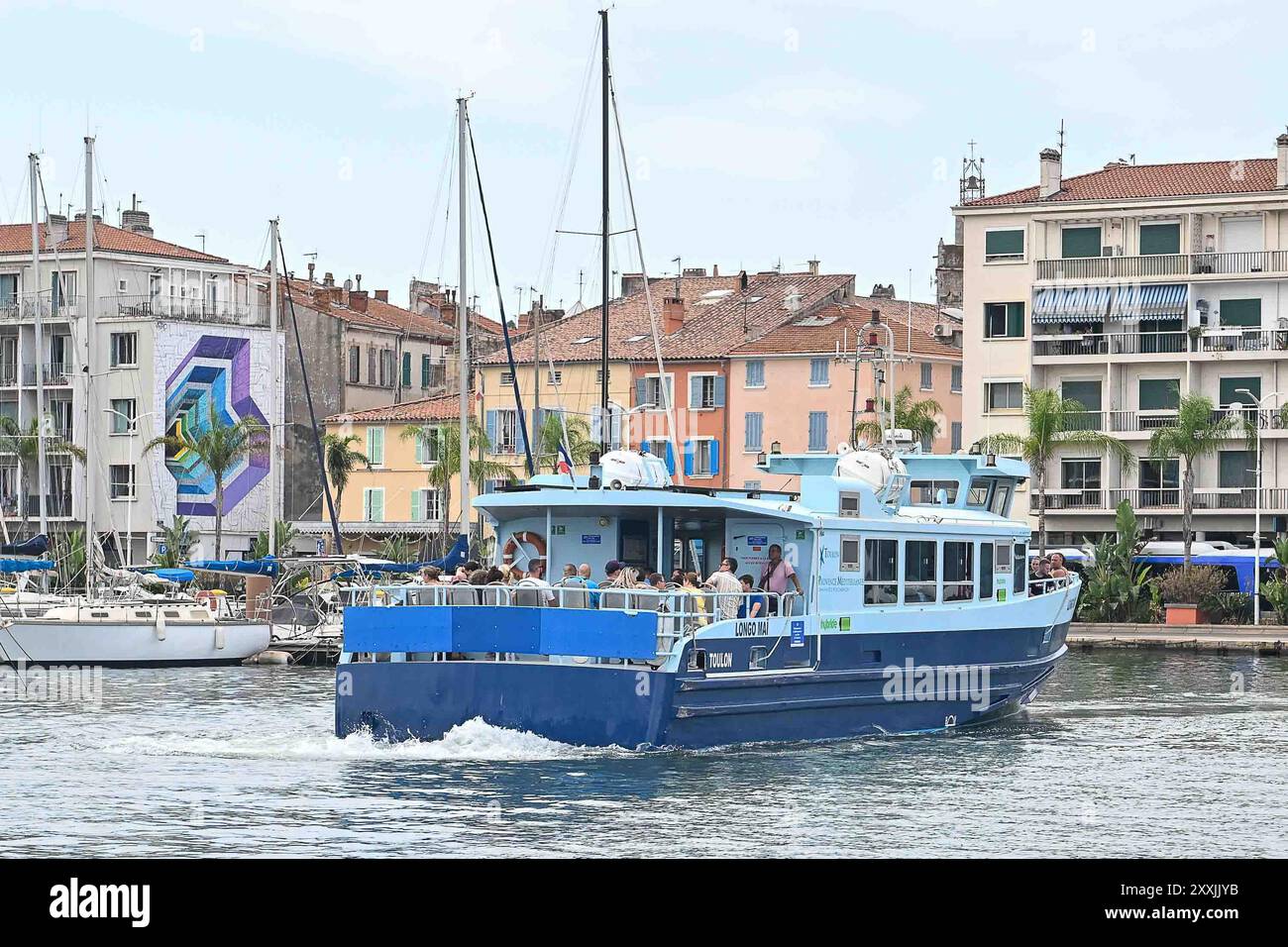 La Seyne sur mer, France, 16-août-2024. Le bateau-bus emmène les habitants et les touristes de la Seyne sur mur à Toulon Banque D'Images