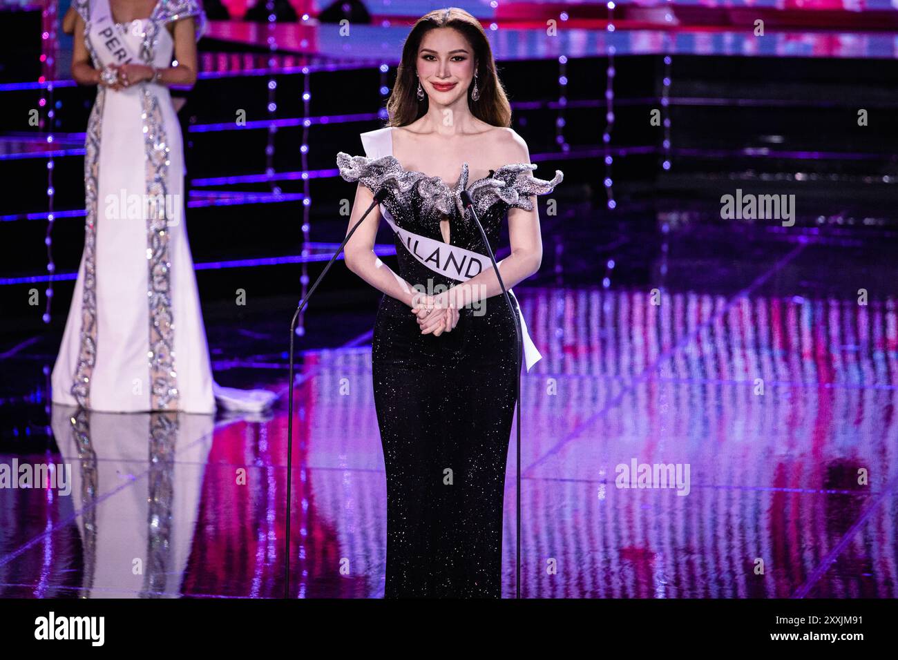 24 août 2024, Bangkok, Bangkok, Thaïlande : août''‹ 24, 2024, Pattaya, Chonburi, Thaïlande, Saruda Panyakham(C) de Thaïlande''‹ prononce un discours lors de la Miss International Queen 2024 au Tiffany's Show Pattaya. La Miss International Queen est le plus grand concours de beauté au monde pour les femmes transgenres, le concours de beauté a été créé avec l'intention de ''offrir une compétition internationale pour les femmes transgenres du monde entier et de fournir une occasion pour les femmes transgenres d'être plus acceptées dans le monde d'aujourd'hui, de créer une sensibilisation aux droits transgenres parmi la COM internationale Banque D'Images