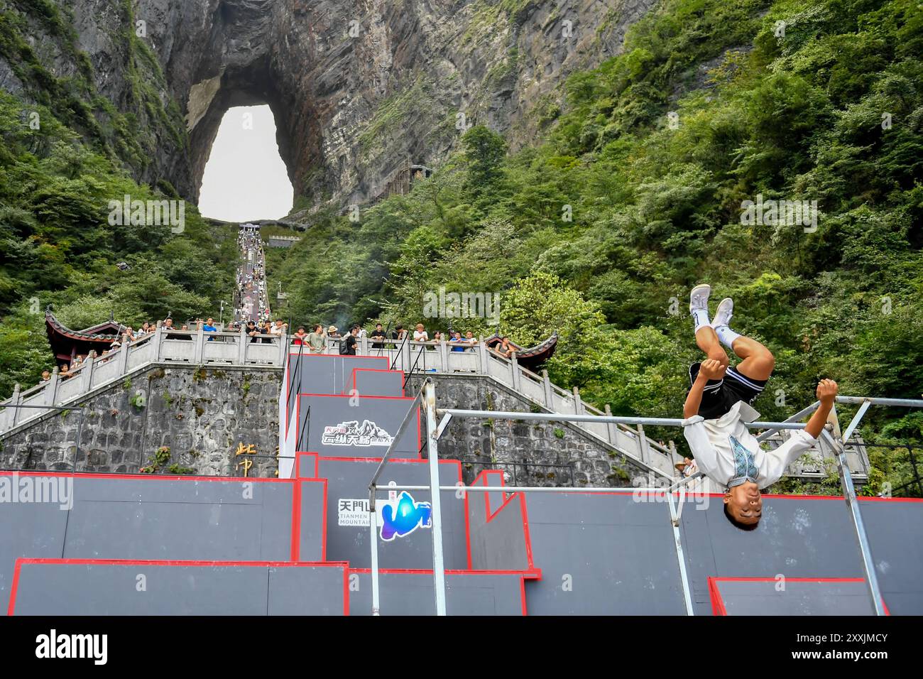 Zhangjiajie, province chinoise du Hunan. 25 août 2024. Le Chinois Ankarjan participe au parkour de 2024 sur la plus haute échelle du parc forestier national de la montagne Tianmen à Zhangjiajie, dans la province du Hunan, au centre de la Chine, le 25 août 2024. Crédit : Chen Zeguo/Xinhua/Alamy Live News Banque D'Images