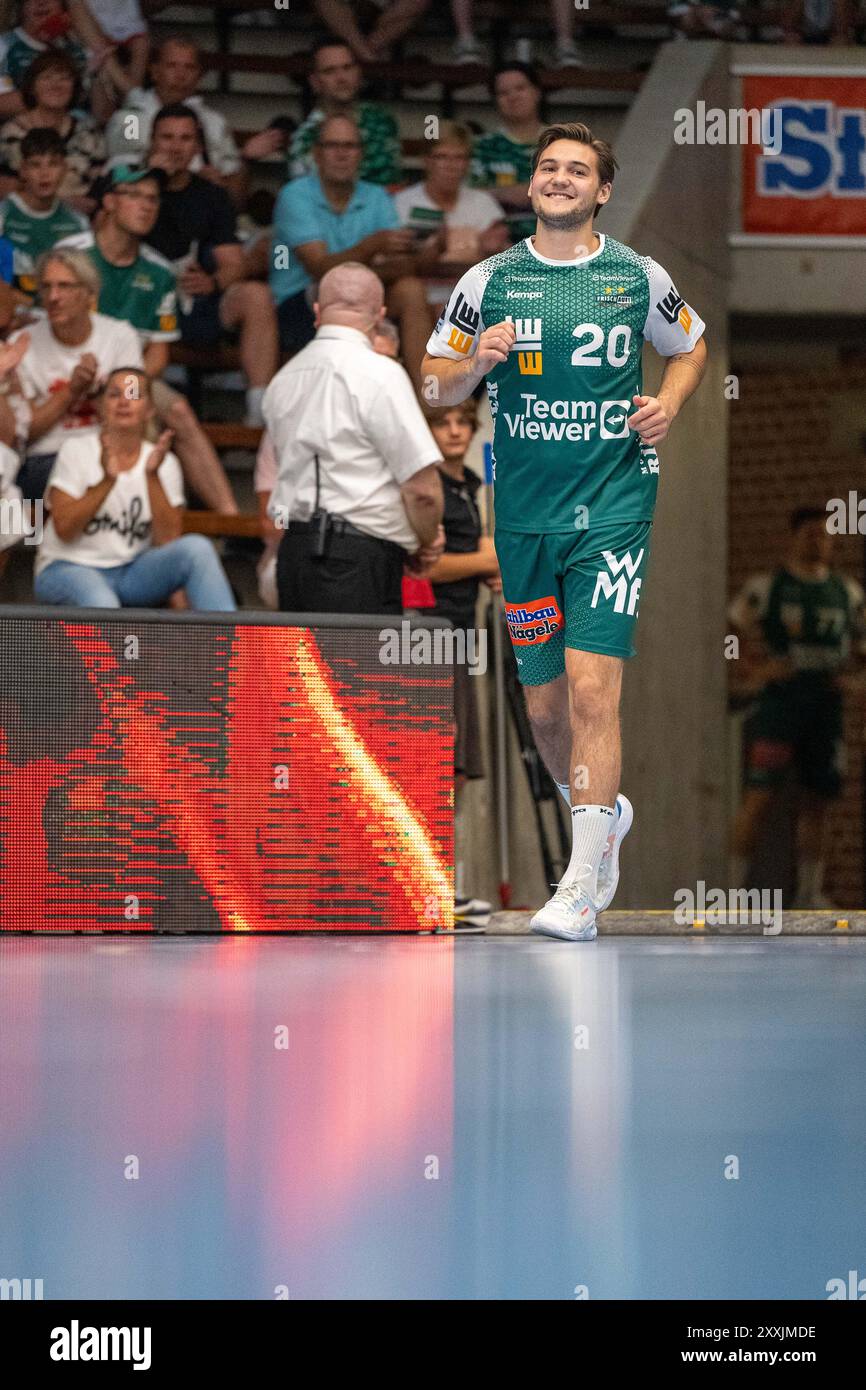 Einlauf des Neuzugangs Ludvig Hallbäck (FRISCHAUF! Göppingen,#20) ,GER,FRISCHAUF! Göppingen vs. BSV Bern, Handball, nuit des joueurs 2024,24.08.2024, Foto : Eibner-Pressefoto/Eibner-Pressefoto/Stefan Rosenfeld Banque D'Images