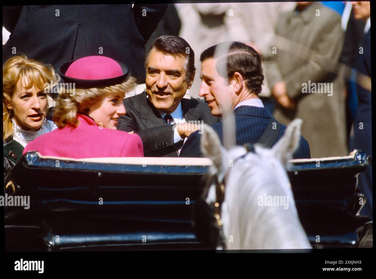 Besuch Ihrer Königlichen Hoheiten des Prinzen und der Prinzessin von Wales Wien, Innere Stadt, Michaele Platz, Albertina, 14. - 16. Avril 1986 Vom 14. bis 16. Avril 1986 stattete Prinz Charles gemeinsam mit Prinzessin Diana Wien einen Besuch ab. Anlass für die visite waren die Britischen Wochen in der Bundeshauptstadt. Unter allgemeinem interesse besuchte das Paar die Albertina, die Wiener Sängerknaben, fuhr mit dem Fiaker und spazierte mit Bürgermeister Zilk durch die Innenstadt. Vereinigtes Königreich, Angleterre, Britisches Königshaus, König, Charles III. Kutschenfahrt, Bürgermeist Banque D'Images