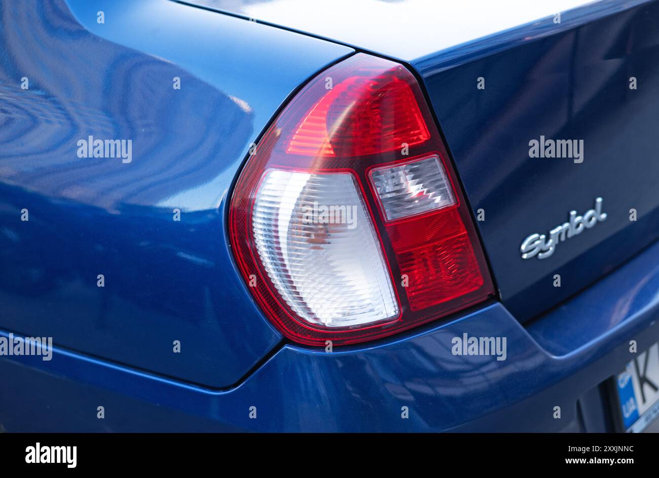 Kiev, Ukraine - mars 2024. Gros plan du feu arrière Renault Symbol d'une voiture bleue, mettant en valeur le design arrière du véhicule. Banque D'Images