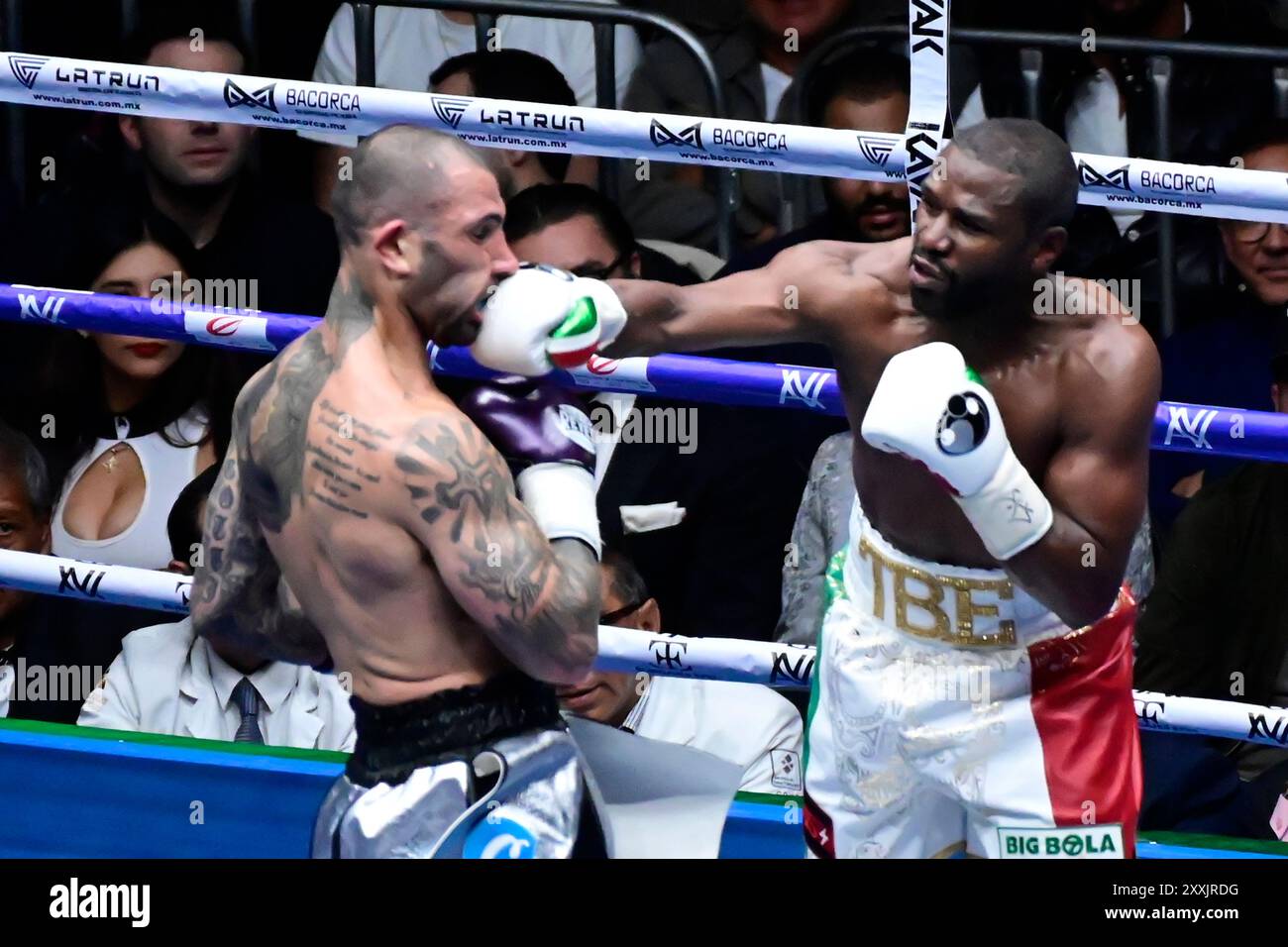 Mexico, Mexique. 24 août 2024. Le boxeur Floyd Mayweather Jr. des États-Unis et le boxeur John Gotti III des États-Unis échangent des coups de poing lors d'un combat d'exposition à l'Arena Ciudad de Mexico. Le 23 août 2024 à Mexico, Mexique. (Photo de Carlos Tischler/ crédit : Eyepix Group/Alamy Live News Banque D'Images