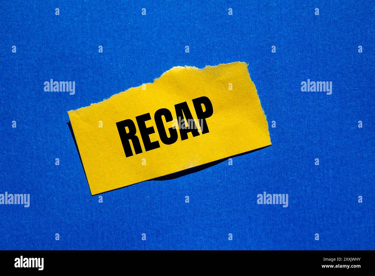 Récapituler le message écrit sur un morceau de papier jaune déchiré avec fond bleu. Symbole récapitulatif conceptuel. Copier l'espace. Banque D'Images