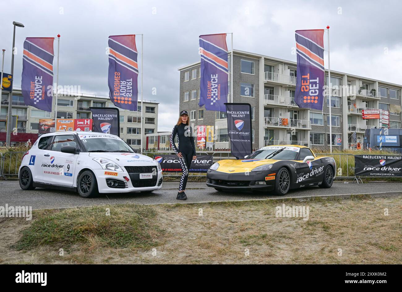 Zandvoort, pays-Bas. 24 août 2024. Une femme se tient entre deux voitures sur le circuit de Zandvoort, devant le Grand Prix des pays-Bas de formule 1, à Zandvoort, aux pays-Bas, le 24 août 2024. Le Grand Prix de formule 1 de Zandvoort aura lieu le 25 août 2024. (Photo de Mouneb Taim/INA photo Agency/SIPA USA) crédit : SIPA USA/Alamy Live News Banque D'Images