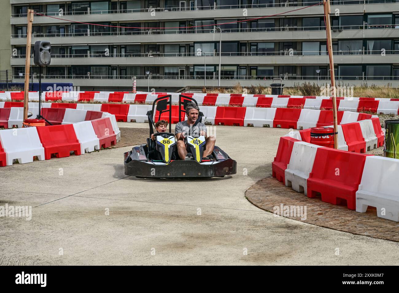 Zandvoort, pays-Bas. 24 août 2024. Les fans de F1 conduisent des karts en dehors de la zone du circuit de Zandvoort, devant le Grand Prix des pays-Bas de formule 1, à Zandvoort, aux pays-Bas, le 24 août 2024. Le Grand Prix de formule 1 de Zandvoort aura lieu le 25 août 2024. (Photo de Mouneb Taim/INA photo Agency/SIPA USA) crédit : SIPA USA/Alamy Live News Banque D'Images