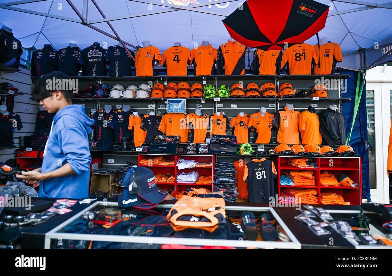 Zandvoort, pays-Bas. 24 août 2024. Les fans de formule 1 regardent les stands de marchandises à leur arrivée sur le circuit de Zandvoort, devant le Grand Prix des pays-Bas de formule 1, à Zandvoort, aux pays-Bas, le 24 août 2024. Le Grand Prix de formule 1 de Zandvoort aura lieu le 25 août 2024. (Photo de Mouneb Taim/INA photo Agency/SIPA USA) crédit : SIPA USA/Alamy Live News Banque D'Images
