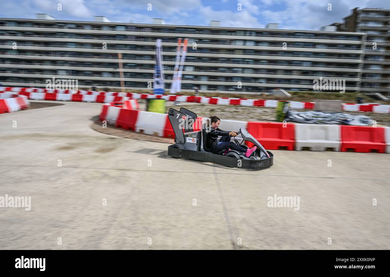 Zandvoort, pays-Bas. 24 août 2024. Les fans de F1 conduisent des karts en dehors de la zone du circuit de Zandvoort, devant le Grand Prix des pays-Bas de formule 1, à Zandvoort, aux pays-Bas, le 24 août 2024. Le Grand Prix de formule 1 de Zandvoort aura lieu le 25 août 2024. (Photo de Mouneb Taim/INA photo Agency/SIPA USA) crédit : SIPA USA/Alamy Live News Banque D'Images