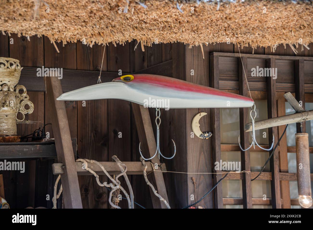 Probablement le plus grand leurre de pêche que vous ayez jamais vu, un calmar géant avec des crochets pour correspondre, vu au lac Kawaguchi, au Japon. Banque D'Images