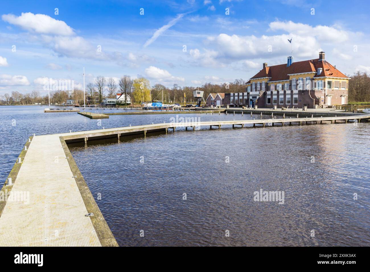 Jetée allant au restaurant au bord du lac à Paterswolde, pays-Bas Banque D'Images