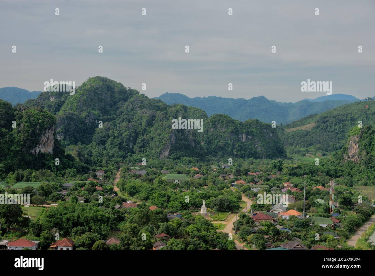 Vue sur les grottes de Viengxay (Vieng Xai), Viengxay, Houaphanh, Laos Banque D'Images