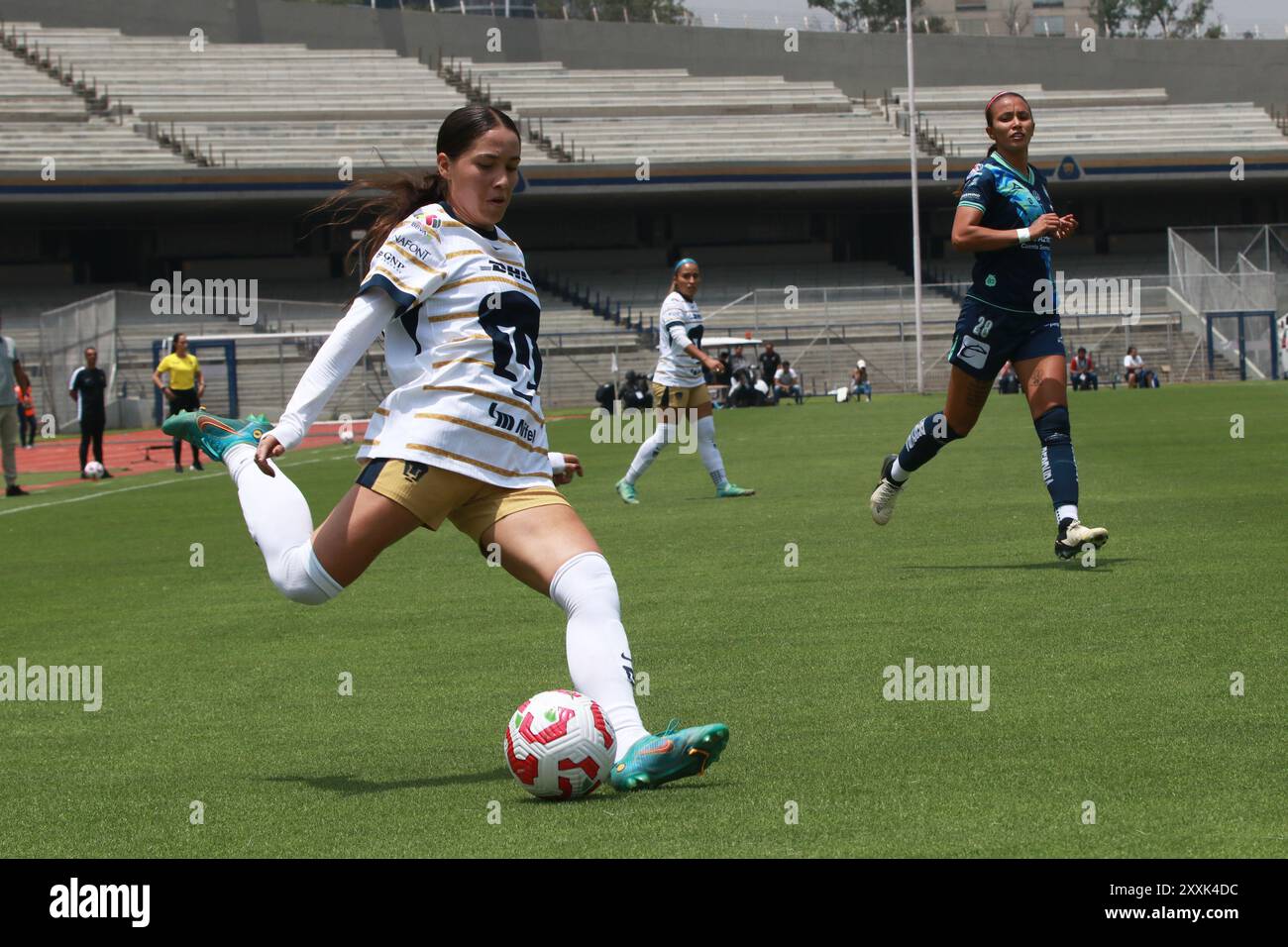 Sindia Arteaga #11 de Pumas UNAM frappe le ballon lors du match de 7e tour entre Pumas UNAM et Club Puebla dans le cadre de la Liga MX féminine Torneo Apertura 2024 à l'Estadio Olímpico Universitario. Score final Pumas 2 -1 Puebla. Le 23 août 2024 à Mexico, Mexique. (Photo de Jose Luis Torales/Eyepix Group/SIPA USA) Banque D'Images