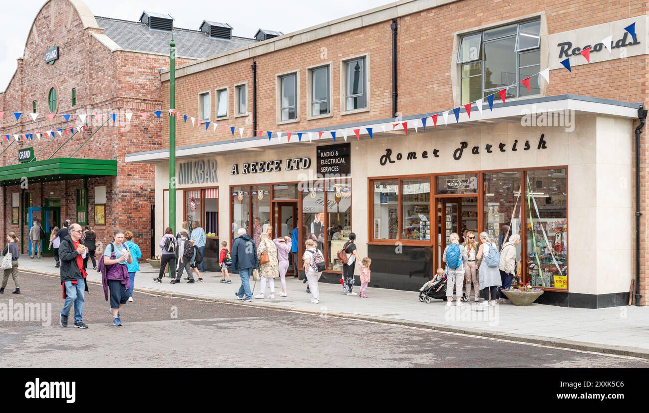 Rue commerçante des années 1950 au Beamish Living Museum, comté de Durham, Angleterre, Royaume-Uni Banque D'Images