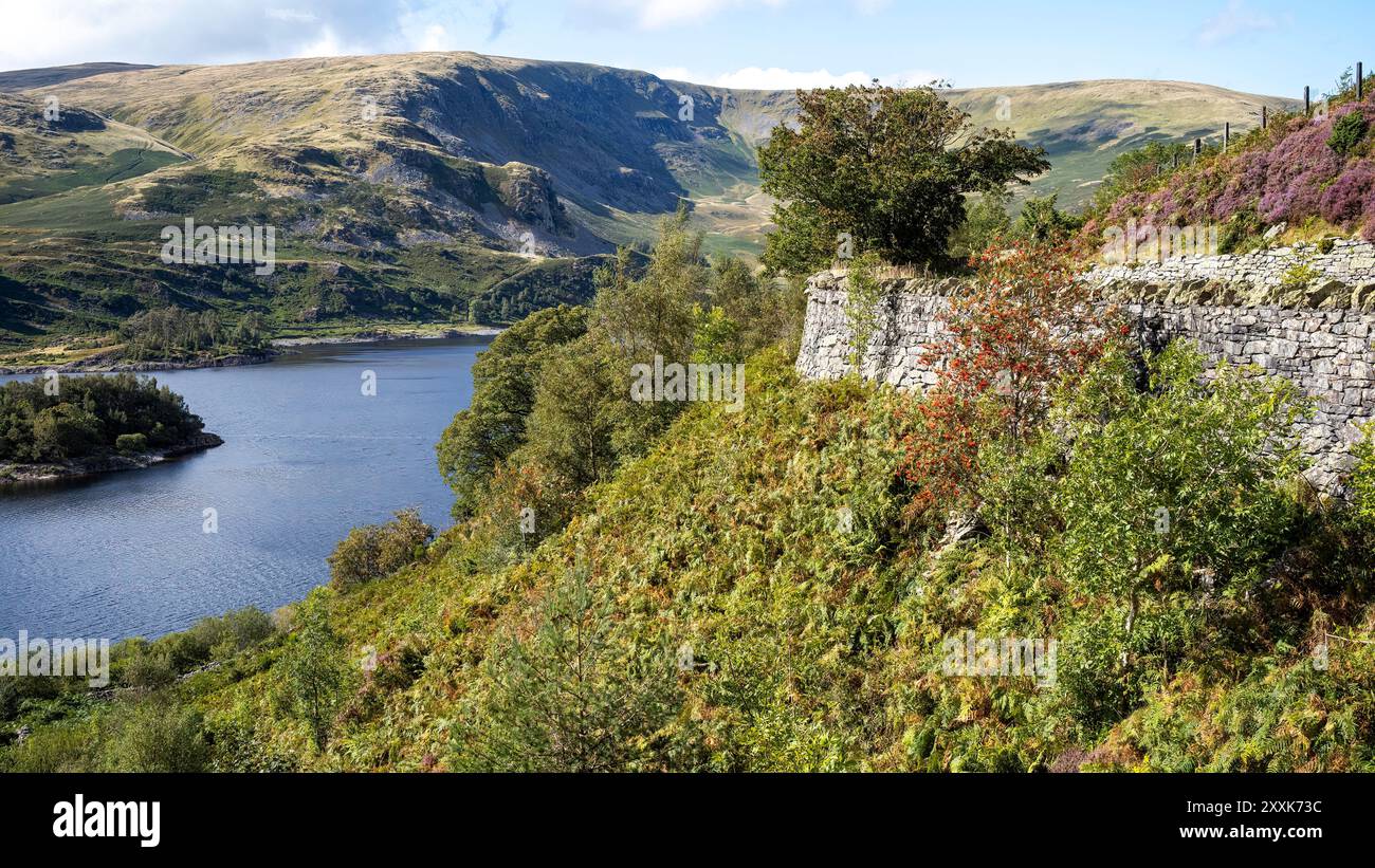 S'élevant du réservoir Haweswater, la route de la crête sud-est vers Low Raise, Westmorland & Furness, Cumbria, Royaume-Uni. Banque D'Images