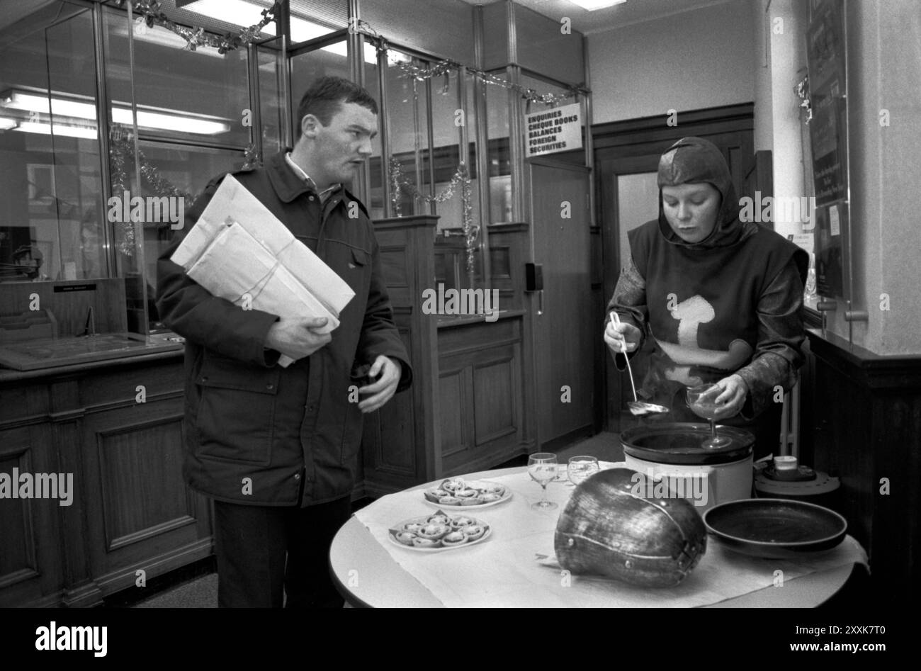 Une succursale locale de la Midland Bank fête de Noël annuelle pour le personnel et les clients. Le thème de la robe fantaisie était Robin des bois. Southfields Branch, South London 23 décembre 1994 1990, Royaume-Uni HOMER SYKES Banque D'Images