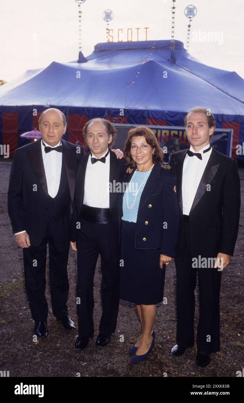 FRANCOIS BRONETT directeur de cirque suédois et propriétaire de Circus Scott avec sa femme Carla et ses fils Henry et Robert. Les deux fils sont toujours actifs dans le cirque et le théâtre Banque D'Images