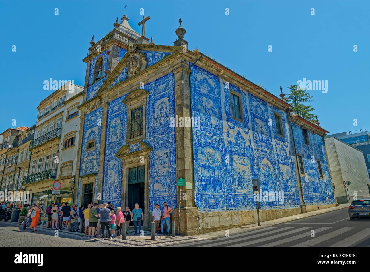 Église chapelle des âmes en carreaux bleus et blancs dans la région de Bolhão à Porto, Portugal. Les tuiles représentent la vie de divers saints. Banque D'Images