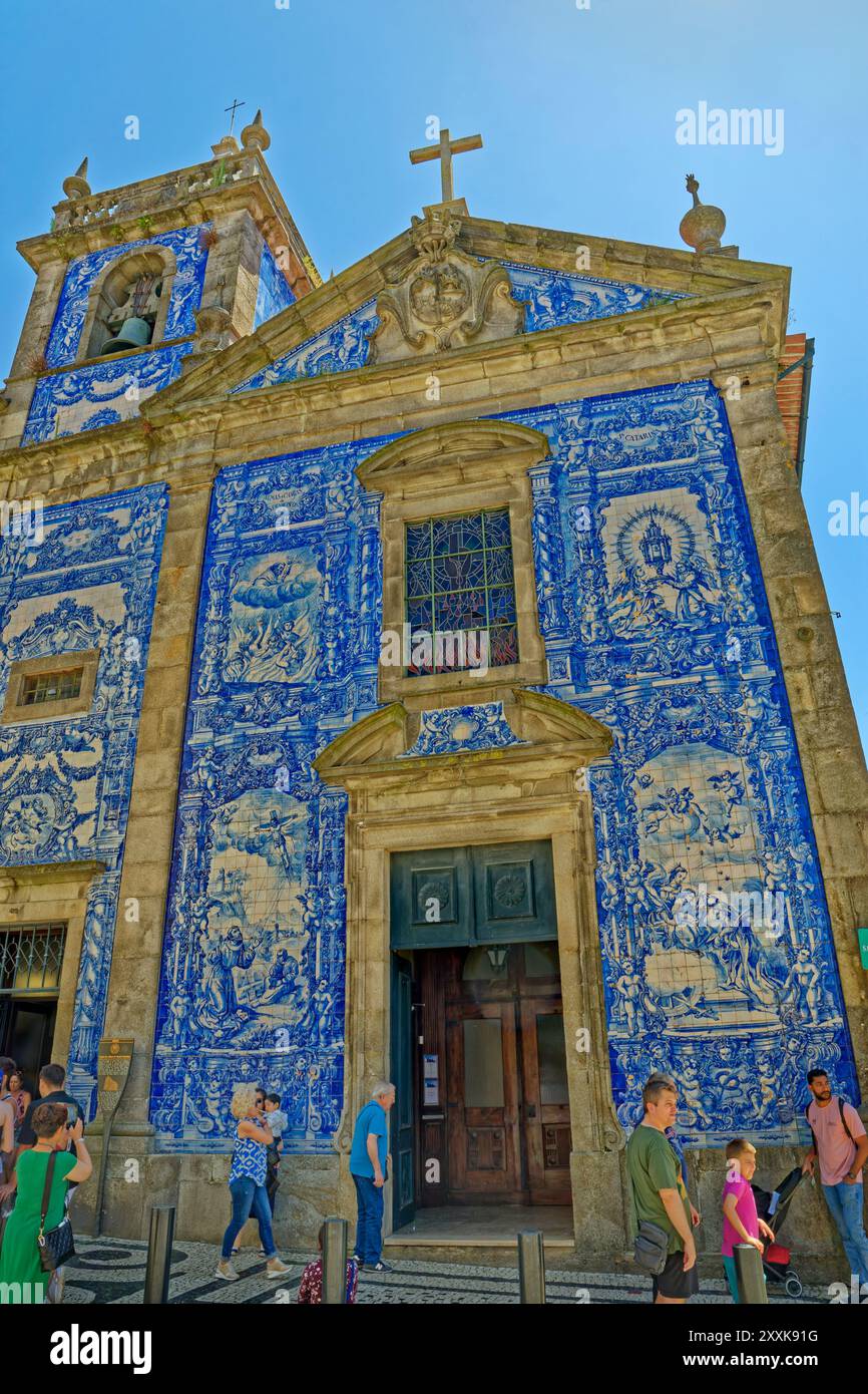 Église chapelle des âmes en carreaux bleus et blancs dans la région de Bolhão à Porto, Portugal. Les tuiles représentent la vie de divers saints. Banque D'Images