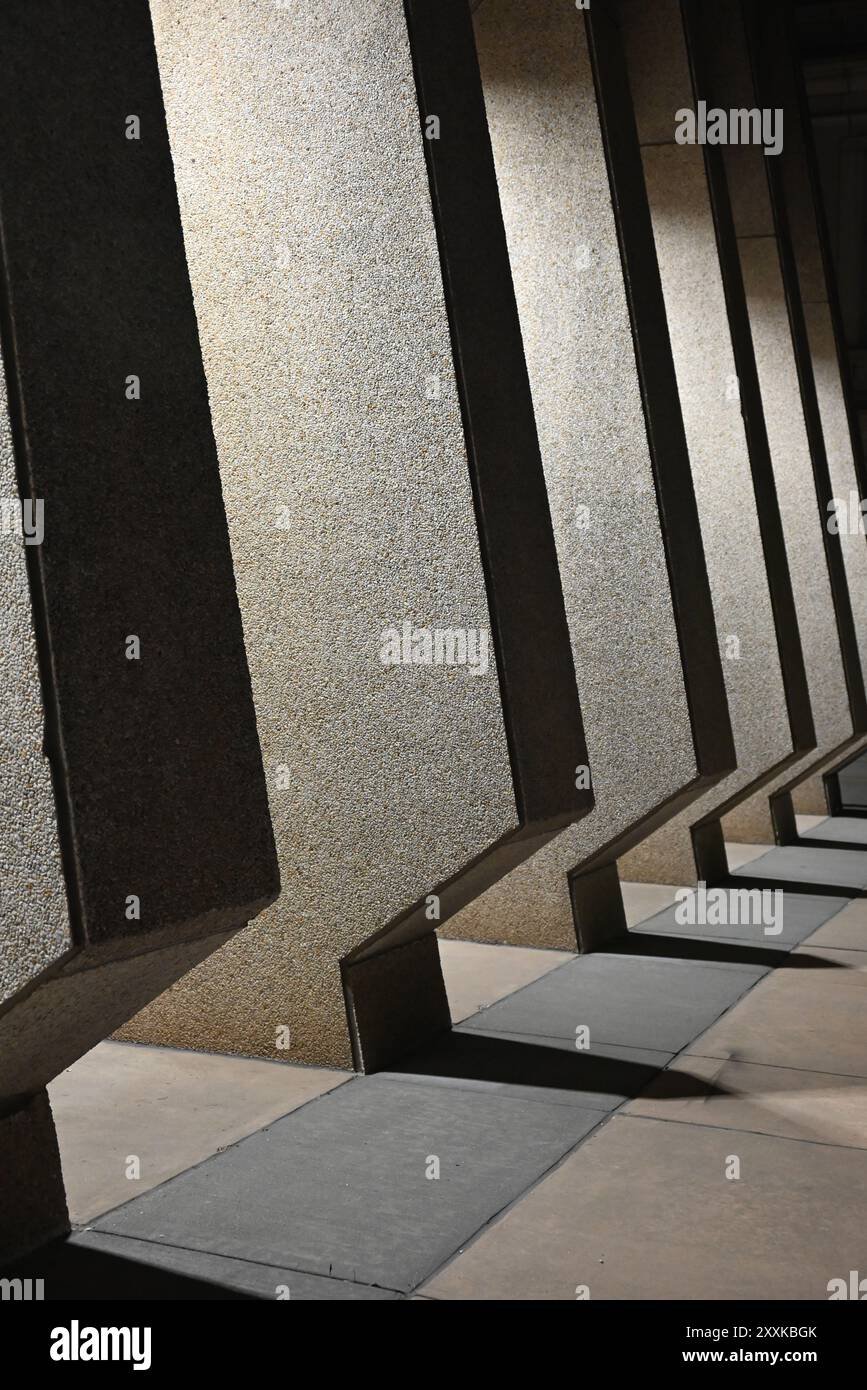 Détails architecturaux du palais de justice du comté de Wake de style brutaliste situé à Raleigh, Caroline du Nord. Banque D'Images