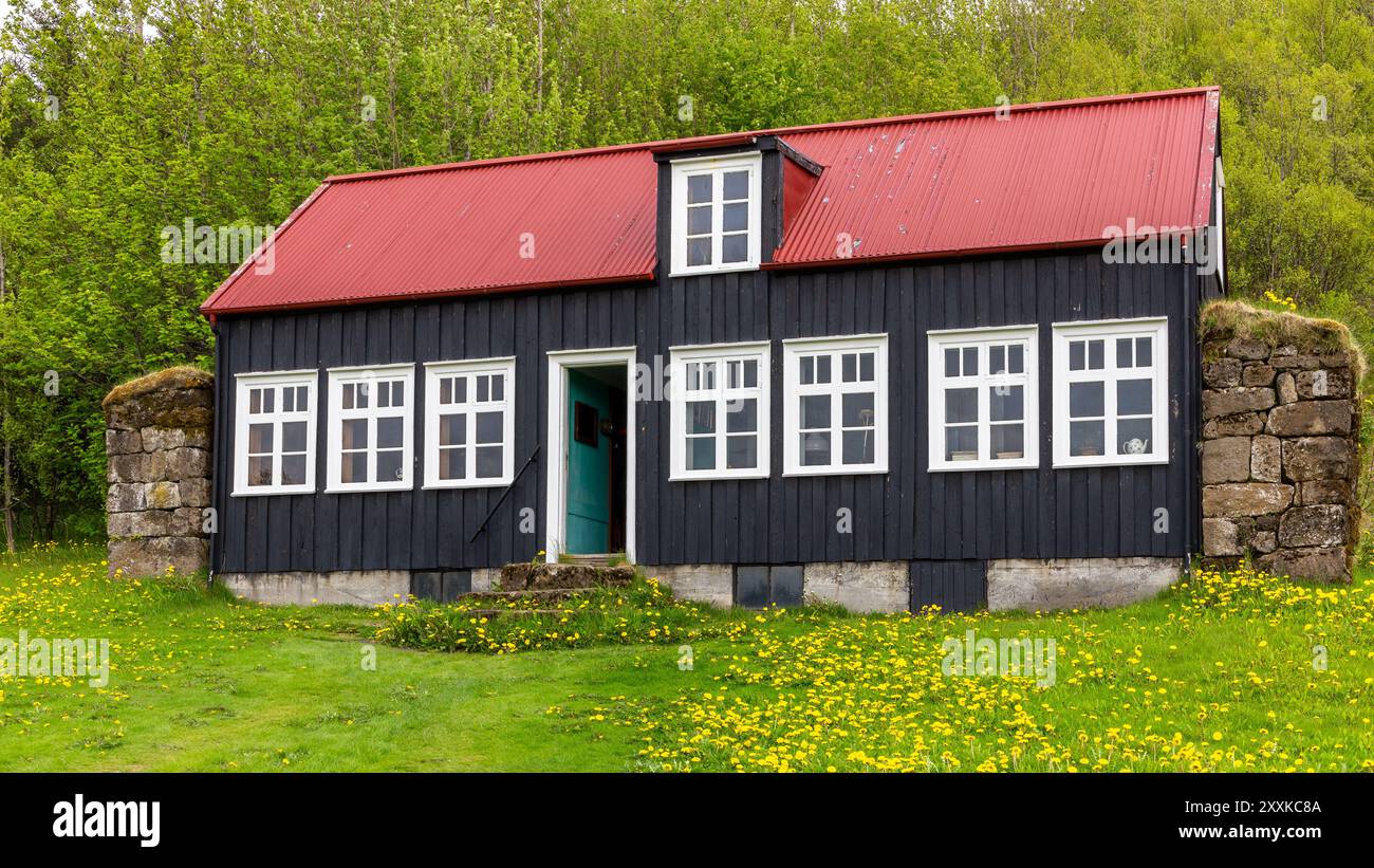 École traditionnelle islandaise de Litli-Hvammur, Myrdalur in Skogar Musée en plein air, bâtiment de façade en bois noir. Banque D'Images