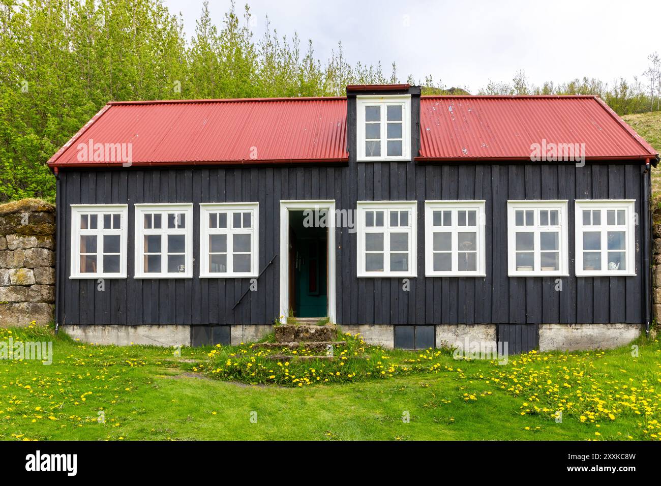 École traditionnelle islandaise de Litli-Hvammur, Myrdalur in Skogar Musée en plein air, bâtiment de façade en bois noir. Banque D'Images