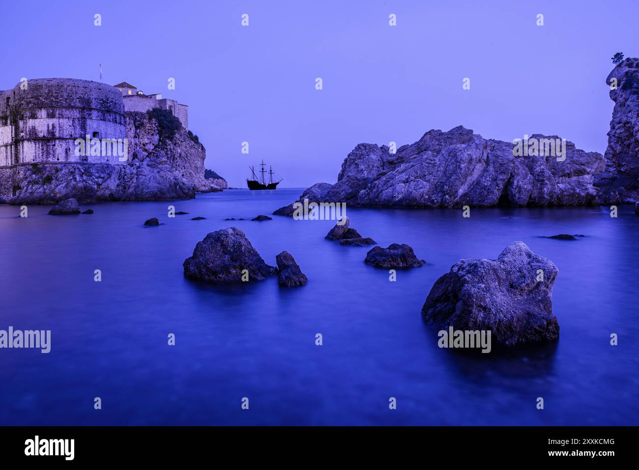 Un bateau pirate au crépuscule dans le port de Dubrovnik, Croatie Banque D'Images