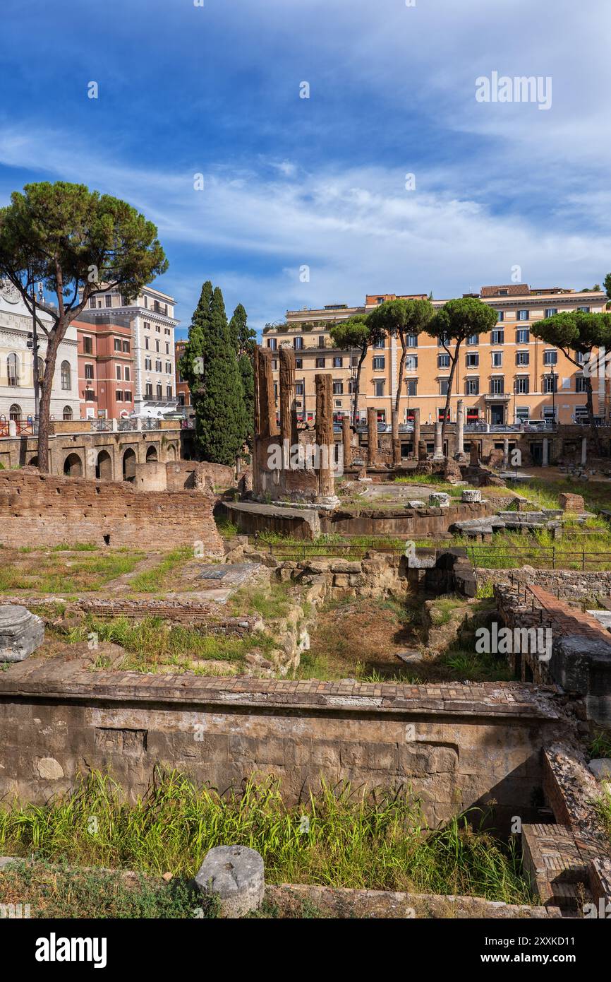 Ruines de temple antique à Largo di Torre Argentina dans la ville de Rome, Italie. Banque D'Images