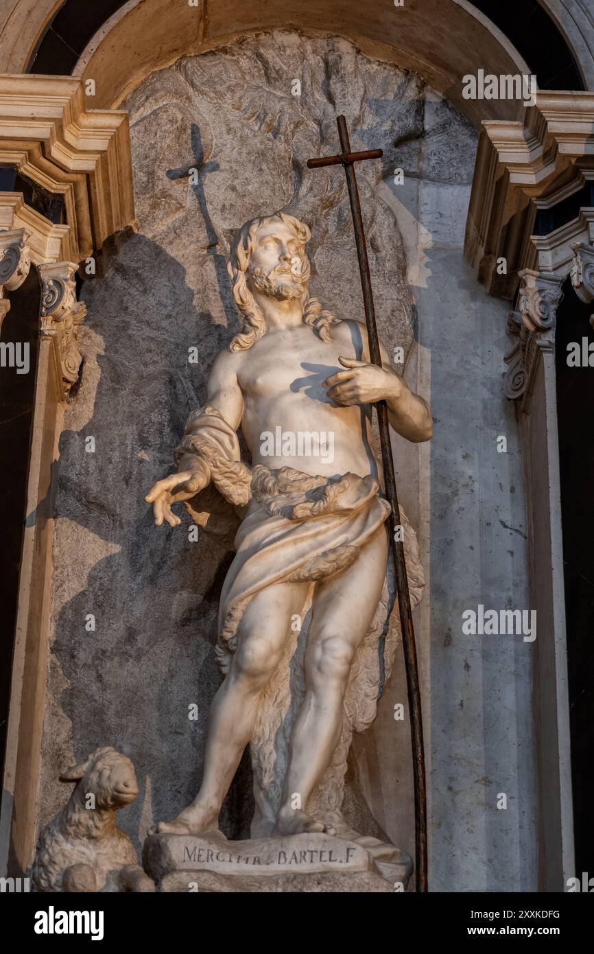 Saint Jean Baptiste dans la chapelle Mora dans l'église de Santa Maria di Nazareth - église de l'intérieur des Scalzi à Venise, Italie. Statue en marbre de Carrare avant Banque D'Images
