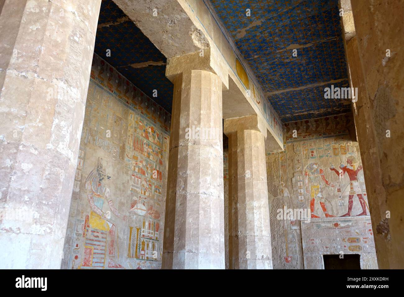 Dans le temple mortuaire d'Hatshepsout à Deir el Bahri, d'anciens hiéroglyphes ornent les murs, mettant en valeur l'artisanat remarquable des pas égyptiens Banque D'Images