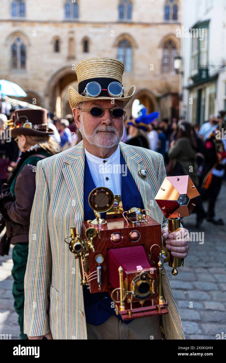 25 août 2024 Steampunk festival à Lincoln City. Steampunk, Steampunks à l'asile, Lincoln, Lincolnshire, Royaume-Uni, Angleterre, le steampunk est un sous-genre de science-fiction, incorporant l'esthétique des machines industrielles à vapeur du XIXe siècle pour créer une réalité futuriste alternative. Banque D'Images