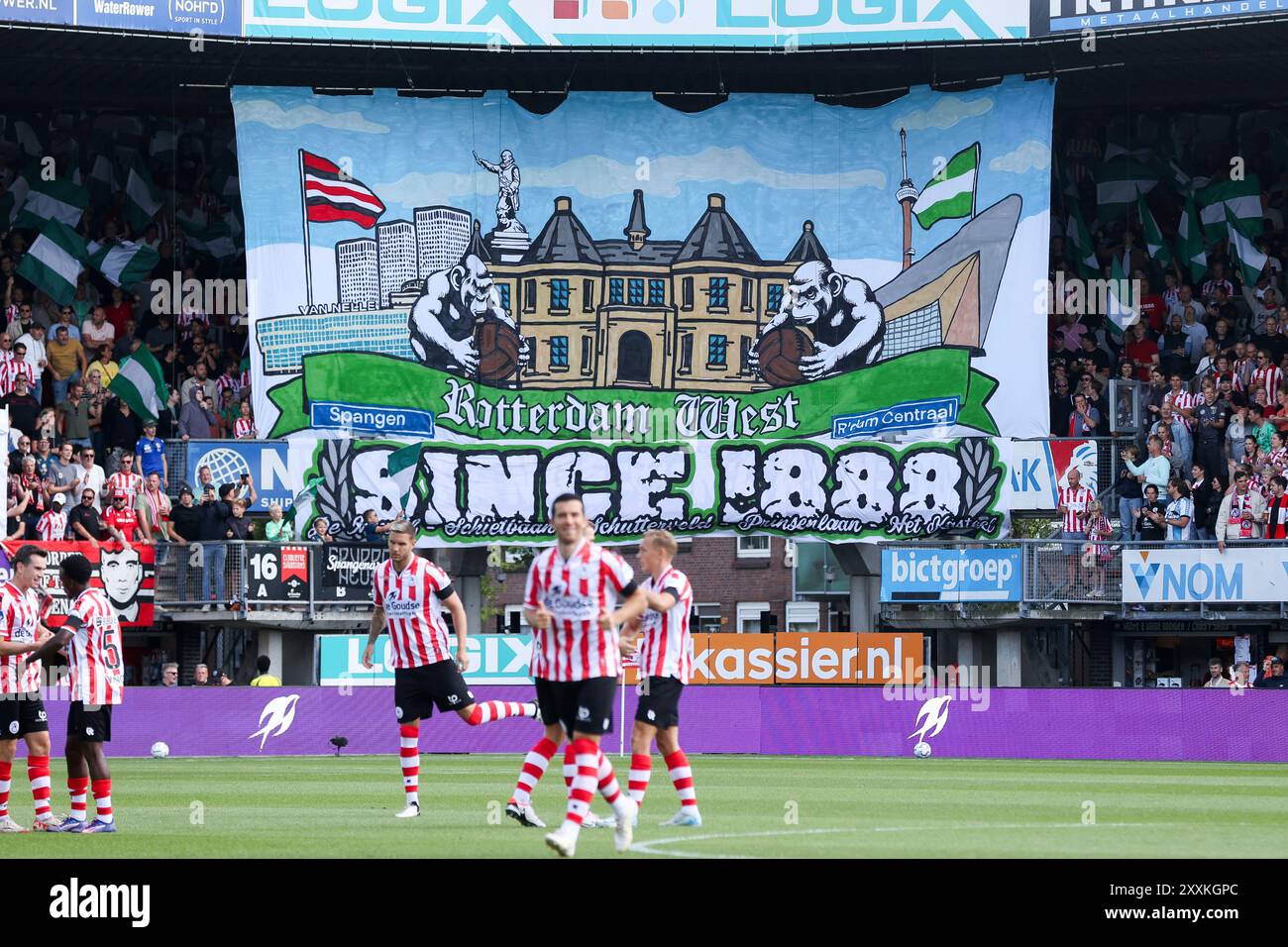 Rotterdam, pays-Bas. 25 août 2024. ROTTERDAM, PAYS-BAS - AOÛT 25 : le drapeau des supporters et supporters du Sparta Rotterdam lors du match néerlandais Eredivisie entre le Sparta Rotterdam et Feyenoord au Sparta-stadion Het Kasteel le 25 août 2024 à Rotterdam, pays-Bas. (Photo de Hans van der Valk/Orange Pictures) crédit : dpa/Alamy Live News Banque D'Images