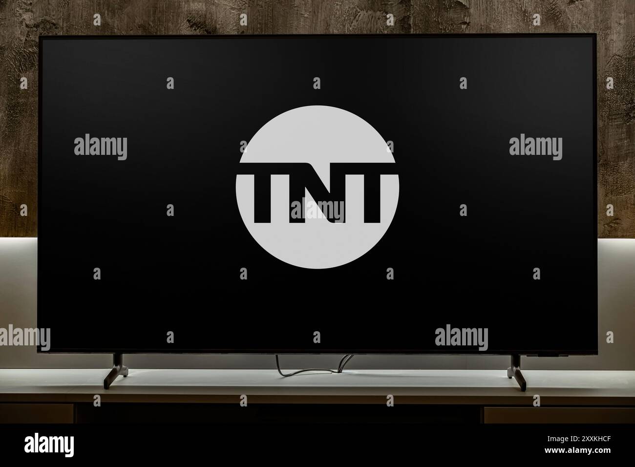 POZNAN, POL - DEC 19, 2023 : téléviseur à écran plat affichant le logo de TNT, une chaîne de télévision câblée américaine de base appartenant à WarnerMedia Studios & Netwo Banque D'Images