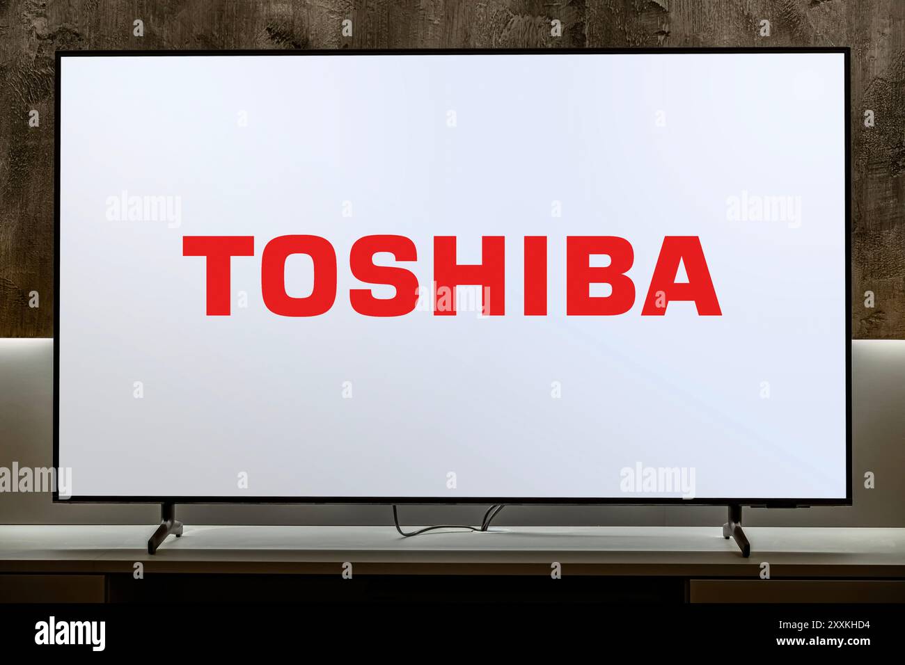 POZNAN, POL - 19 décembre 2023 : téléviseur à écran plat affichant le logo de Toshiba, un conglomérat multinational japonais dont le siège social est à Tokyo Banque D'Images