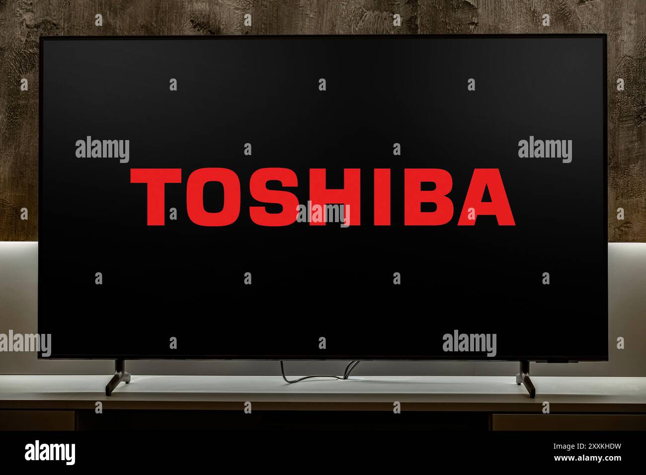 POZNAN, POL - 19 décembre 2023 : téléviseur à écran plat affichant le logo de Toshiba, un conglomérat multinational japonais dont le siège social est à Tokyo Banque D'Images