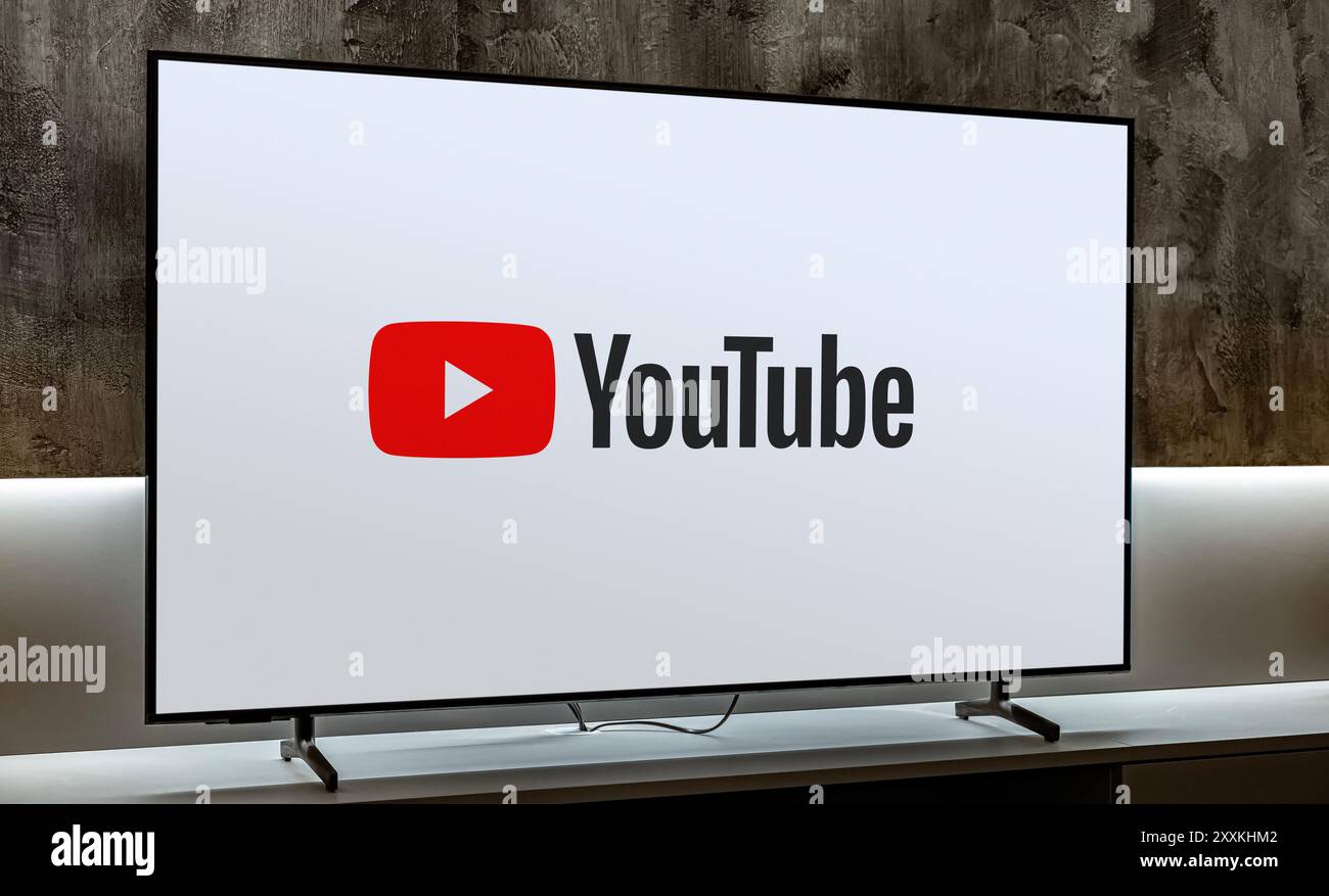 POZNAN, POL - DEC 19, 2023 : téléviseur à écran plat affichant le logo de YouTube, un site américain de partage de vidéos dont le siège social se trouve à San Bruno, en Californie. I Banque D'Images