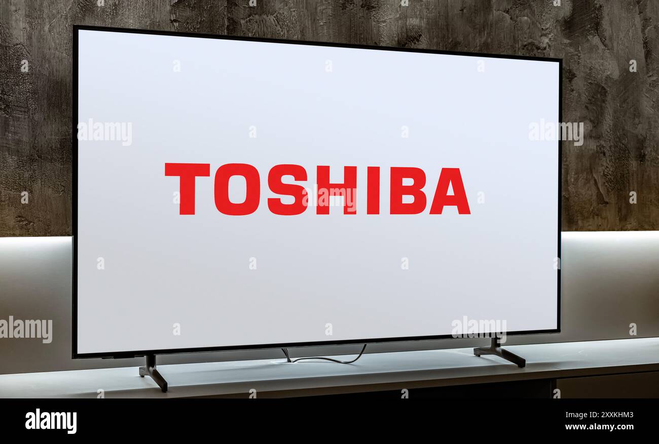 POZNAN, POL - 19 décembre 2023 : téléviseur à écran plat affichant le logo de Toshiba, un conglomérat multinational japonais dont le siège social est à Tokyo Banque D'Images