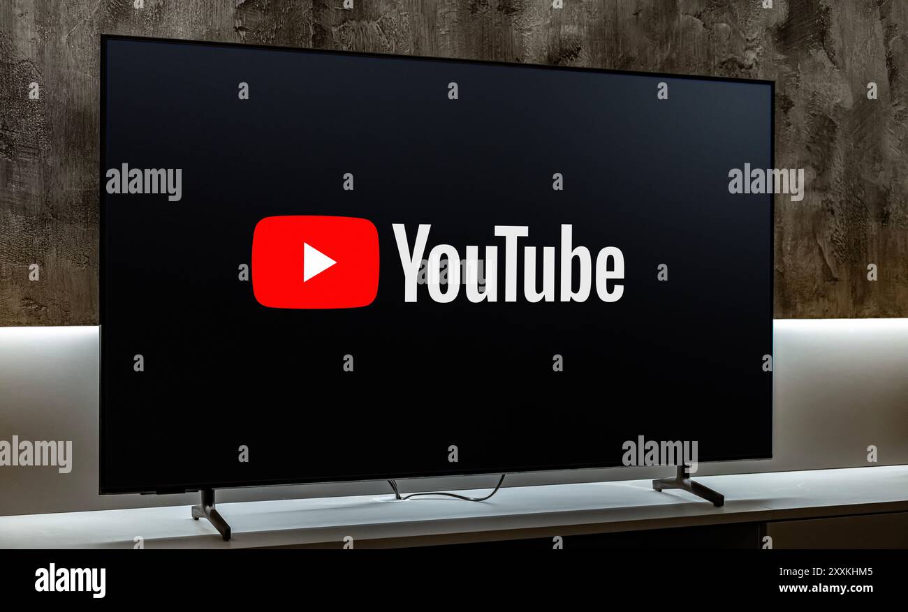 POZNAN, POL - DEC 19, 2023 : téléviseur à écran plat affichant le logo de YouTube, un site américain de partage de vidéos dont le siège social se trouve à San Bruno, en Californie. I Banque D'Images