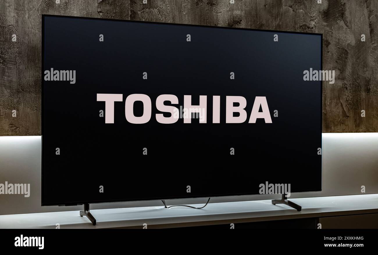 POZNAN, POL - 19 décembre 2023 : téléviseur à écran plat affichant le logo de Toshiba, un conglomérat multinational japonais dont le siège social est à Tokyo Banque D'Images