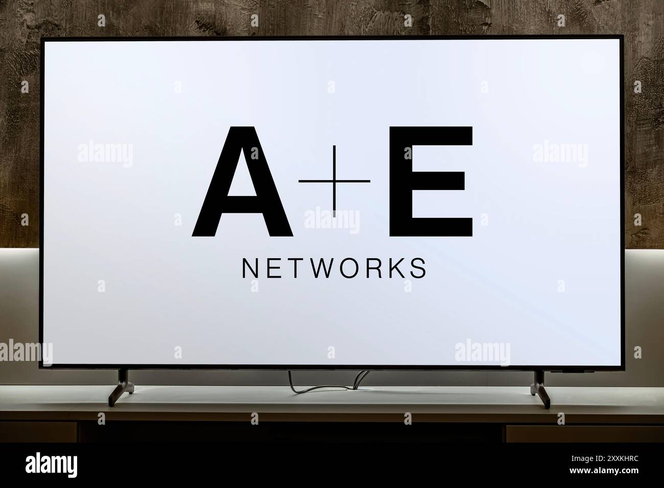 POZNAN, POL - 04 février 2020 : téléviseur à écran plat affichant le logo d'A&E Networks, une multinationale de radiodiffusion Banque D'Images