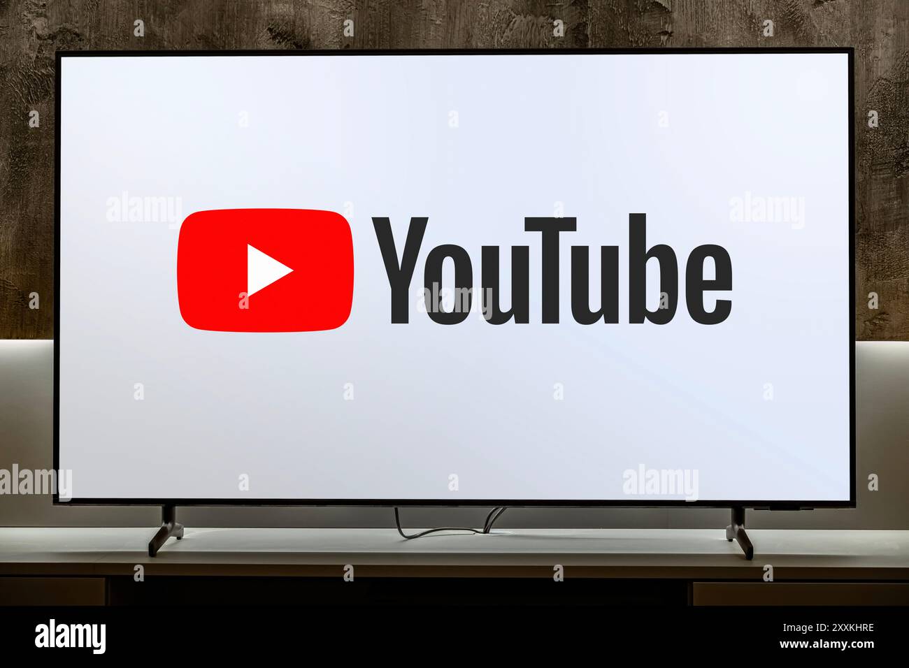 POZNAN, POL - DEC 19, 2023 : téléviseur à écran plat affichant le logo de YouTube, un site américain de partage de vidéos dont le siège social se trouve à San Bruno, en Californie. I Banque D'Images
