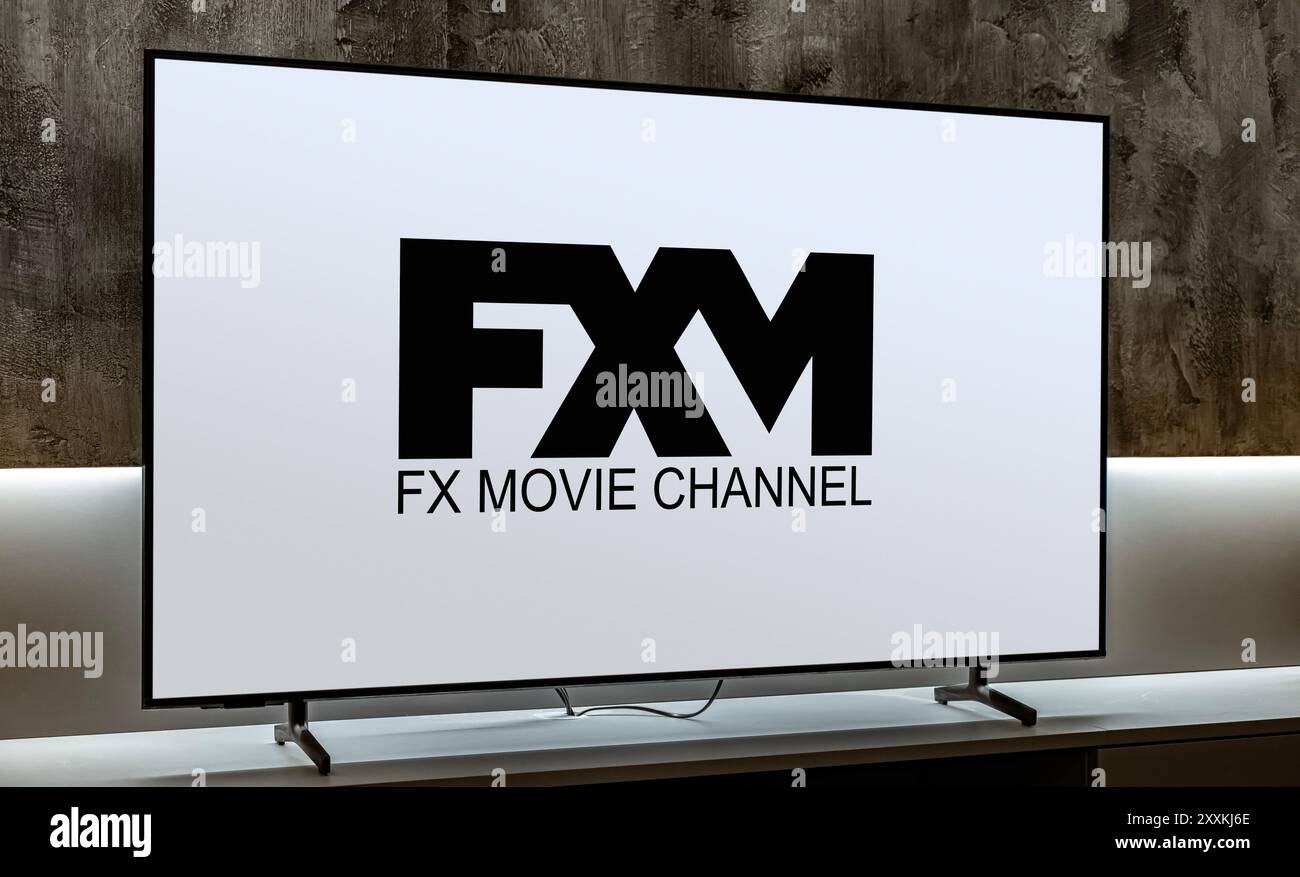 POZNAN, POL - 01 mars 2024 : téléviseur à écran plat affichant le logo de FX Movie Channel, une chaîne de télévision payante américaine appartenant à FX Networks, LLC Banque D'Images