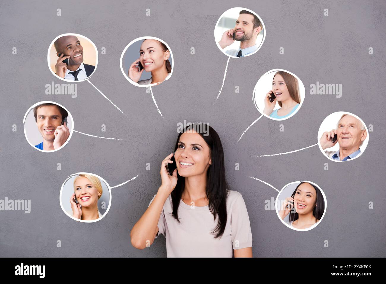 Rester en contact. Belle jeune femme parlant sur le téléphone portable et souriant avec des portraits de diverses personnes sur sa tête Banque D'Images