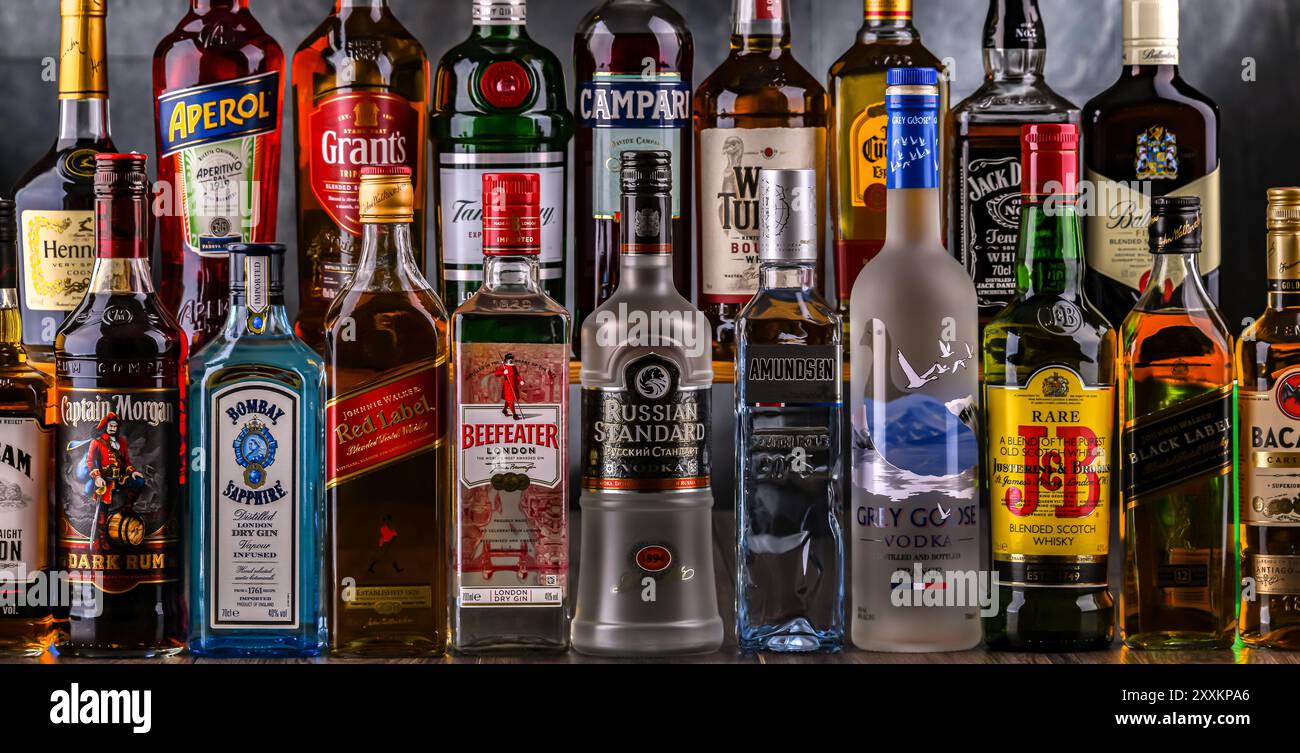 POZNAN, POL - 29 nov 2023 : bouteilles de différentes marques mondiales de liqueurs fortes dans un bar Banque D'Images