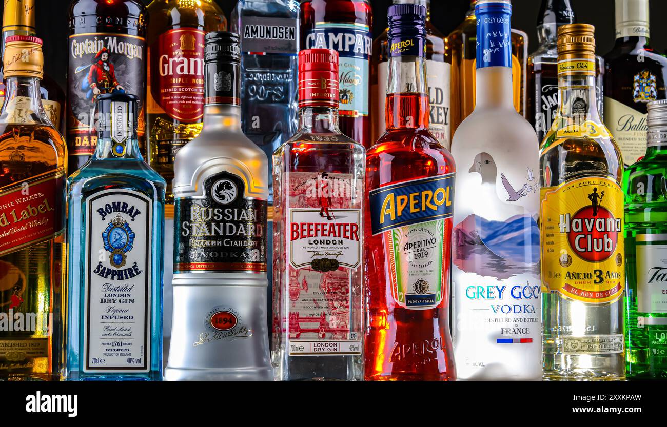 POZNAN, POL - 29 nov 2023 : bouteilles de différentes marques mondiales de liqueurs fortes dans un bar Banque D'Images