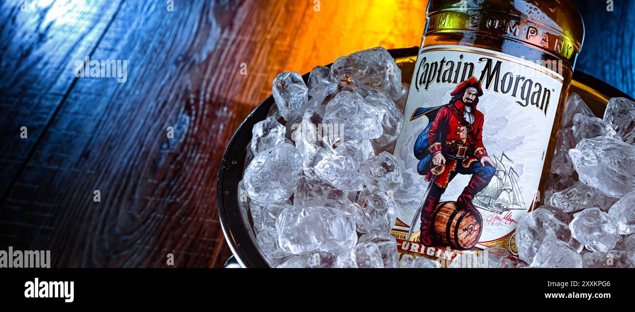 POZNAN, POL - 28 février 2024 : bouteille de Captain Morgan, une marque de rhum originaire des îles Vierges américaines et maintenant produite par Diageo, British Alcohol bev Banque D'Images