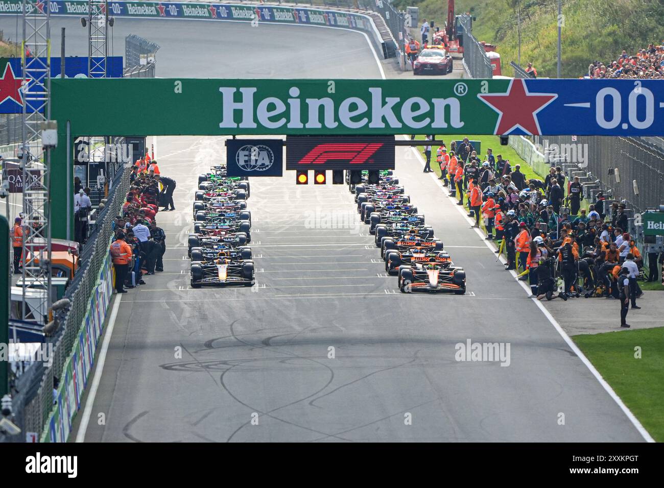 ZANDVOORT, PAYS-BAS - AOÛT 25 : Max Verstappen de Red Bull Racing, Lando Norris de McLaren, Charles Leclerc de Ferrari, Lewis Hamilton de Mercedes, Carlos Sainz de Ferrari, Oscar Piastri de McLaren, Sergio Perez de Red Bull Racing, George Russell de Mercedes, Fernando Alonso d'Aston Martin, lance Stroll d'Aston Martin, Nico Hulkenberg de Haas, Yuki Tsunoda de RB, Daniel Ricciardo de RB, Kevin Bearman, Oliver Alpine Alexander Albon de Williams, Zhou Guanyu de Kick Sauber, Logan Sargeant de Williams, Valtteri Bottas de Banque D'Images