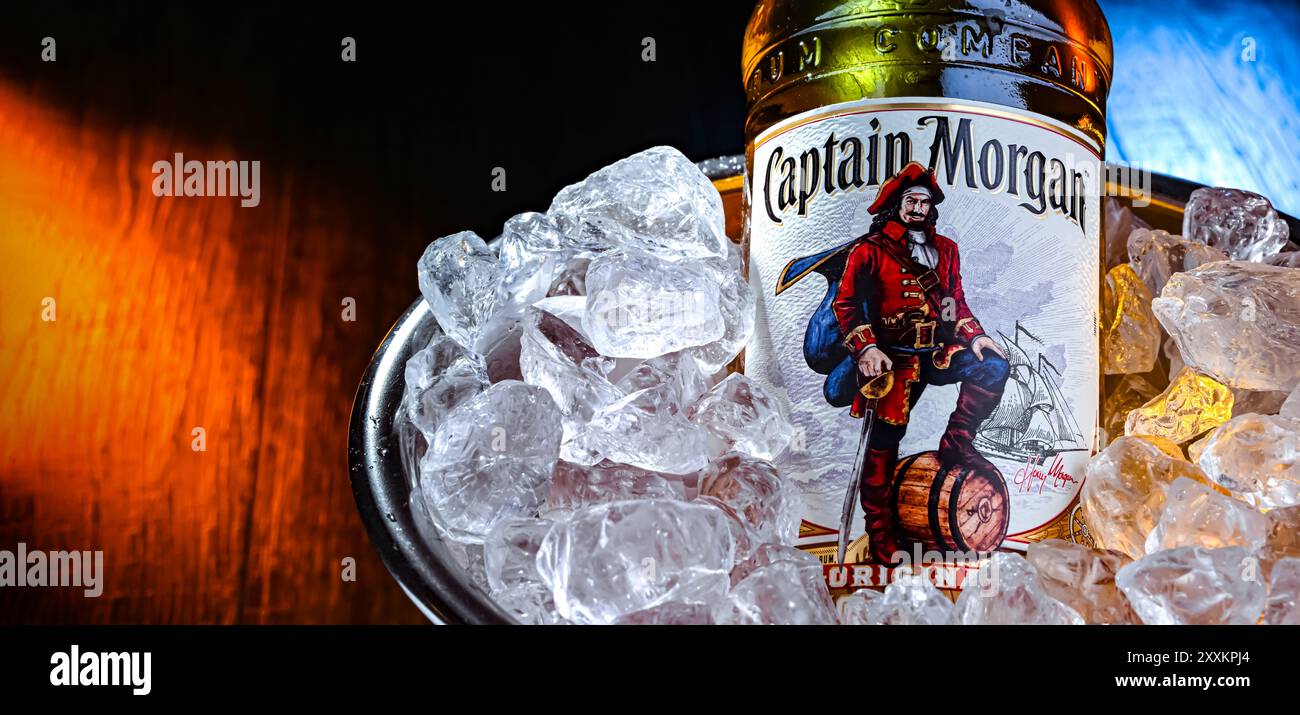 POZNAN, POL - 28 février 2024 : bouteille de Captain Morgan, une marque de rhum originaire des îles Vierges américaines et maintenant produite par Diageo, British Alcohol bev Banque D'Images